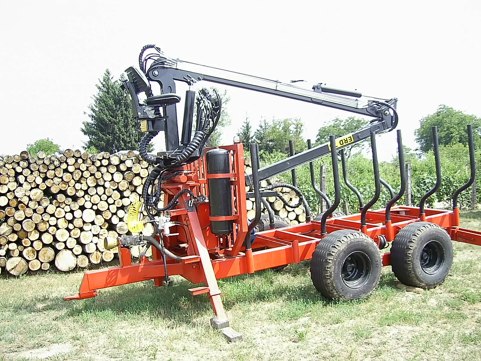 Erdészeti pótkocsi daruval_IGJ